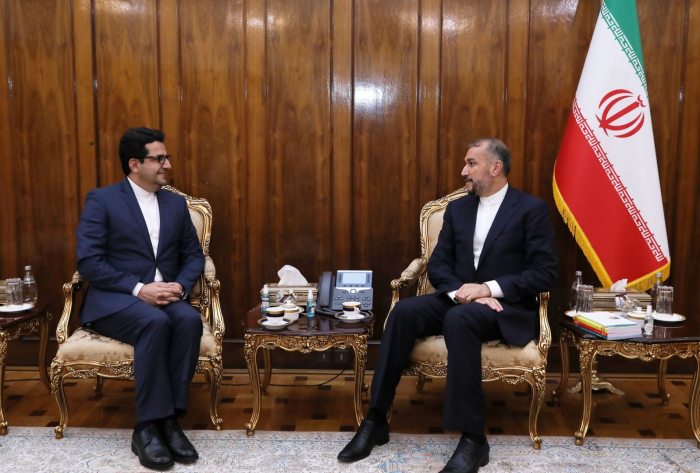  Iranischer Botschafter in Aserbaidschan trifft sich mit dem iranischen Außenminister 