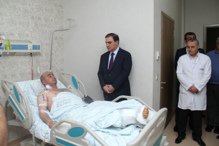    Niyazi Bayramov  minaya düşərək xəsarət alan polkovniki ziyarət edib  
   