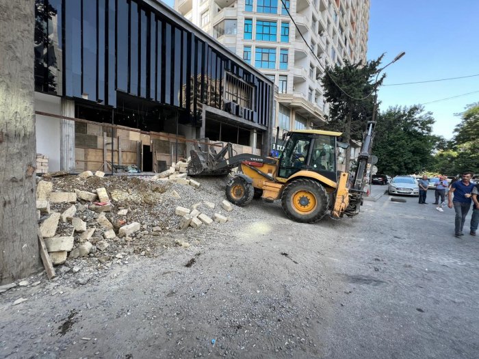 Ticarət mərkəzinin yaxınlığında qanunsuz tikintinin qarşısı alınıb