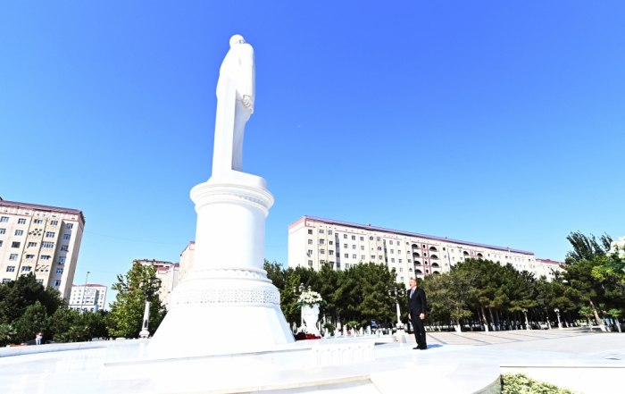 President Ilham Aliyev visits statue of national leader Heydar Aliyev in Sumgayit