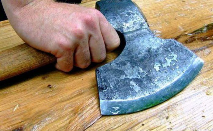    Kişi keçmiş arvadını baltaladı   