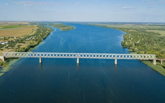 Ukrayna ordusu Xersonda dəmir yolu körpüsünə zərbə endirdi