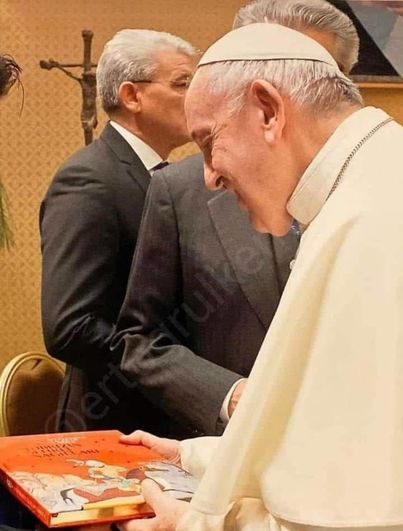    “Təbrizin sehrli nağılları” Roma Papasına hədiyyə edilibmiş -    FOTO     
   