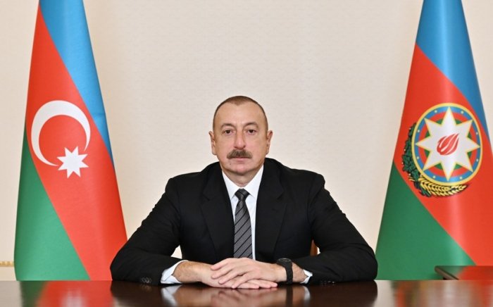   Presidente Ilham Aliyev firma decreto  