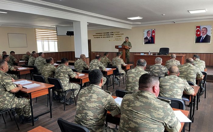 Müdafiə naziri Xocavənddə müşavirə keçirib  

