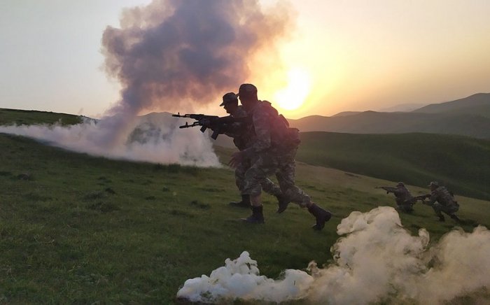 Hərbi vəzifəlilərin təlim toplanışı davam edir