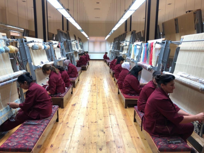 "Azerkhalcha" OJSC de Azerbaiyán comenzó a tejer alfombras de seda por primera vez