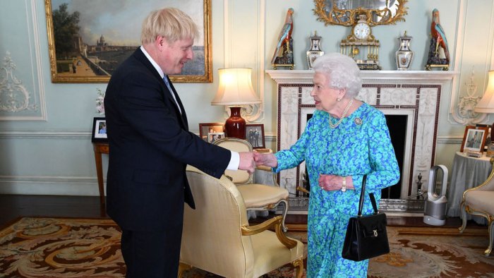       The Sun:    Conson Kraliça II Elizabetə zəng edib 