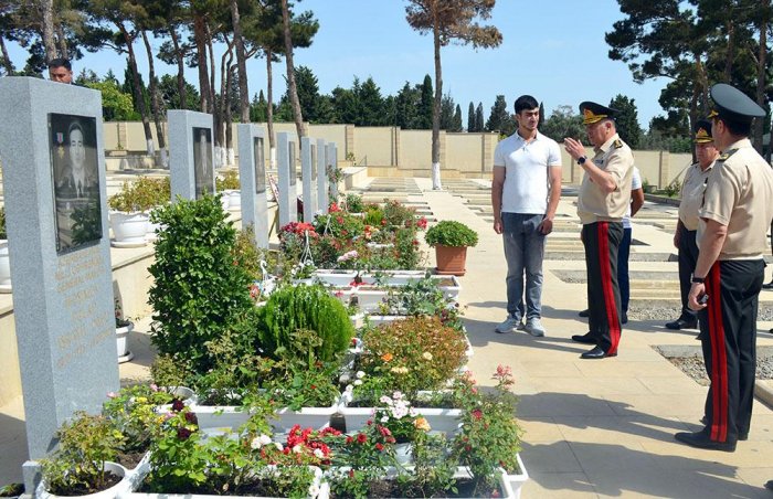    Müdafiə Nazirliyinin rəhbərliyi İkinci Şəhidlər xiyabanını ziyarət edib  
   