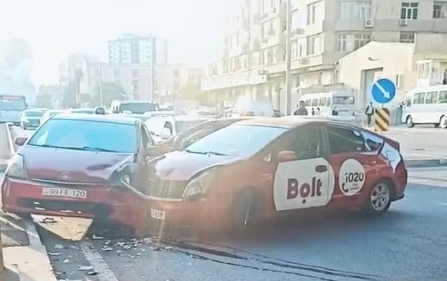 Bir gündə Bakıda beş taksi qəza törətdi   
