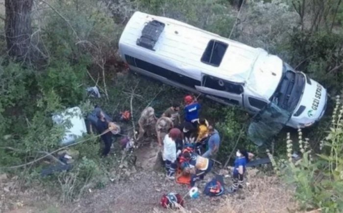 Türkiyədə turist avtobusu aşdı:    18 nəfər yaralanıb     
