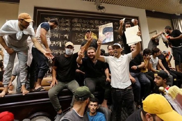    İraqda parlament binasına basqın oldu   