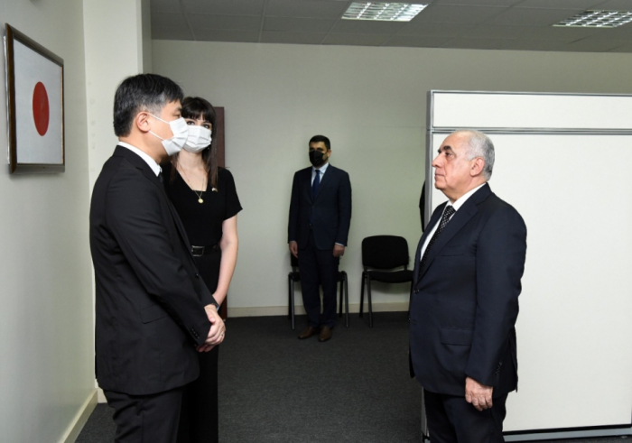 Primer ministro azerbaiyano visita la Embajada de Japón en Azerbaiyán para expresar sus condolencias por la muerte de Shinzo Abe