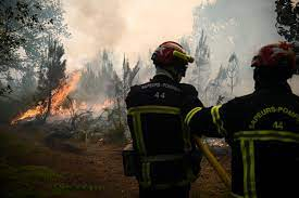 France : 1400 hectares de végétation incendiés, 500 personnes évacuées en Bretagne