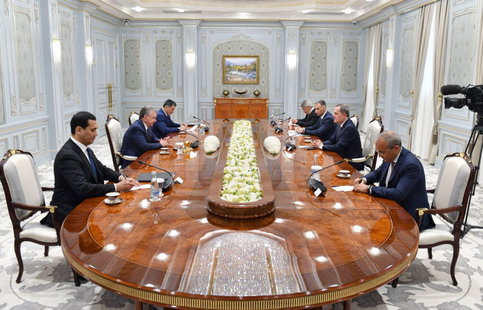   Präsident von Usbekistan empfängt aserbaidschanische Minister  