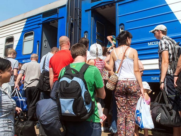 Hundreds of people evacuated from the Donetsk region in Ukraine -  NO COMMENT  