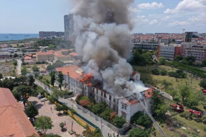 İstanbulda xəstəxanada yanğın:    102 nəfər təxliyə edilib   