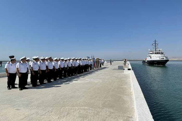   Les navires de guerre russes arrivent à Bakou  