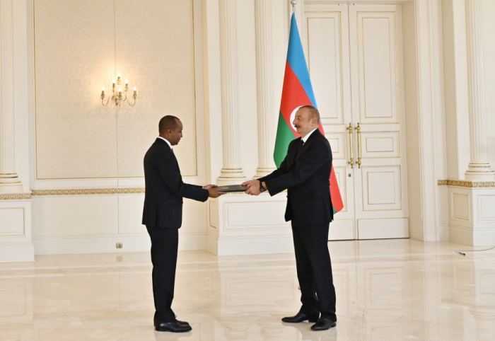 Ilham Aliyev a reçu les lettres de créance du nouvel ambassadeur du Rwanda en Azerbaïdjan