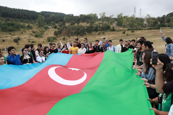   Teilnehmer des dritten Sommerlagers der aserbaidschanischen Diaspora-Jugend besuchen Dschidir Düzü  