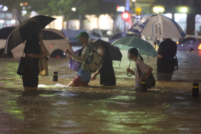   Heavy rain causes floods in Seoul region -   NO COMMENT    