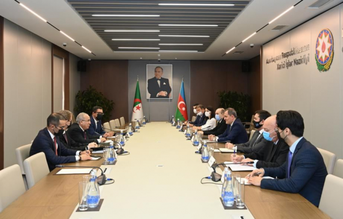   Aserbaidschanischer Außenminister empfängt algerischen Außenminister   
