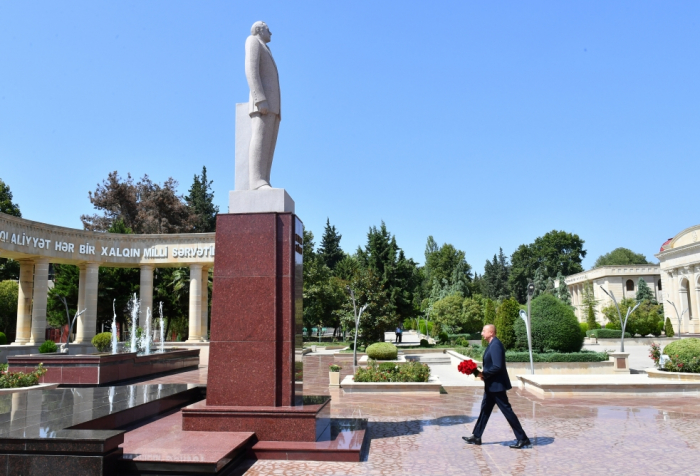  President Ilham Aliyev visited statue of national leader Heydar Aliyev in Aghsu 