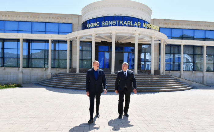  Präsident Ilham Aliyev nimmt an der Eröffnung des Zentrums für junge Künstler und des Museums für Staatssymbole in Aghsu teil 