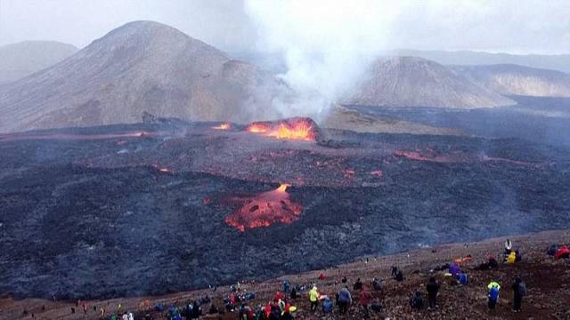  Iceland eruption draws thousands of tourists -  NO COMMENT  