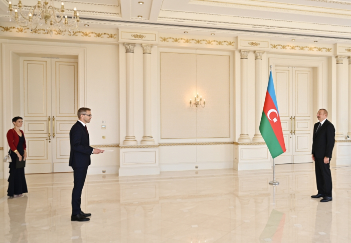  Le président Aliyev a reçu les lettres de créance des nouveaux ambassadeurs -  PHOTOS  