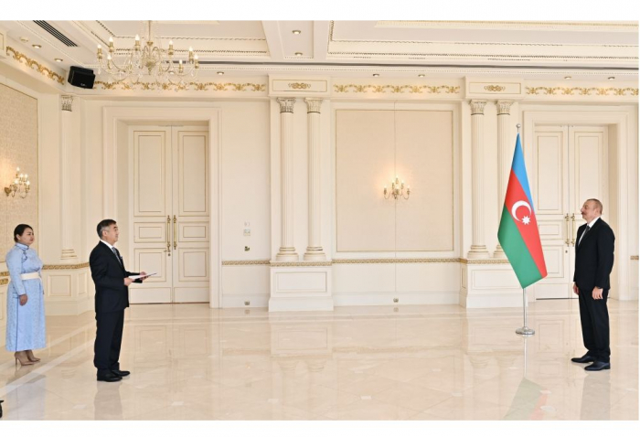   Präsident Ilham Aliyev erhält Beglaubigungsschreiben der neuen Botschafter  