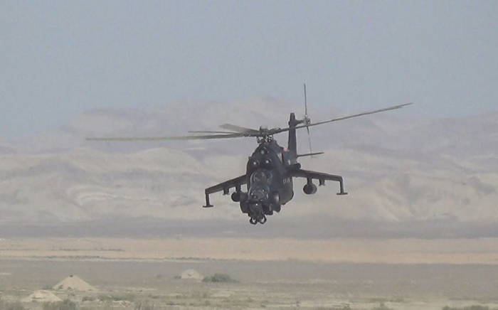   Hubschraubereinheiten der aserbaidschanischen Luftwaffe führen Übungen durch -   VIDEO    