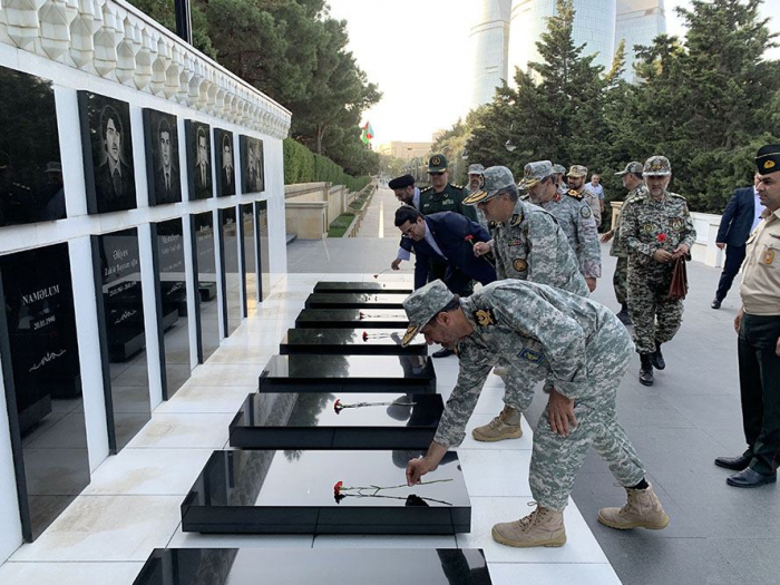 Iranian military delegation visits Alley of Martyrs in Baku