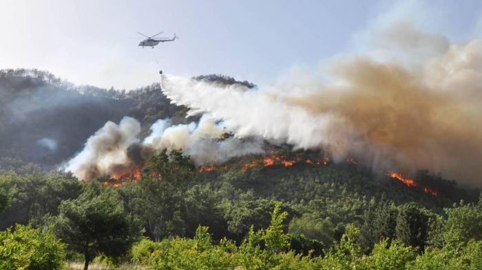   Hubschrauber beteiligen sich an der Löschung von Waldbränden in Scheki  