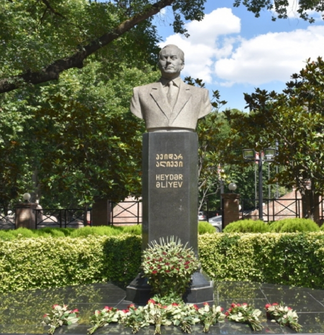   Azerbaijani minister visits monument to national leader Heydar Aliyev in Tbilisi  