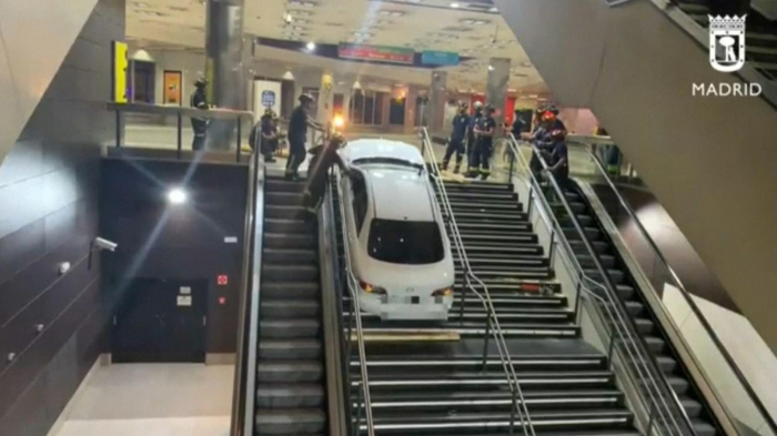  Car stuck in metro station in Madrid -  NO COMMENT  