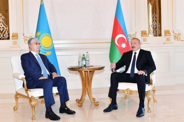 Azerbaijani, Kazakh presidents hold one-on-one meeting