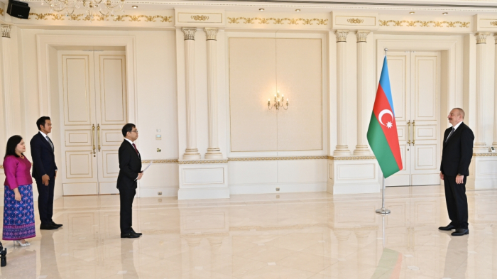   Präsident Ilham Aliyev erhält Beglaubigungsschreiben von ankommenden Botschaftern mehrerer Länder  