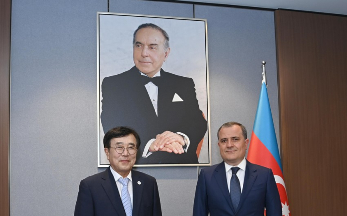 Ceyhun Bayramov Koreya Prezidentinin xüsusi nümayəndəsi ilə görüşüb  
