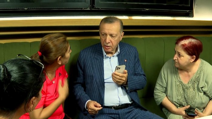    Ərdoğan kafedə vətəndaşlarla görüşdü      
