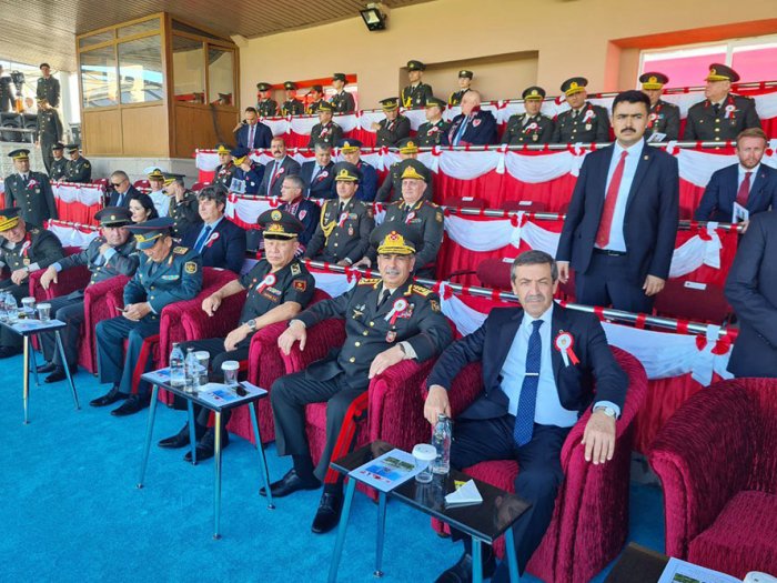    Zakir Həsənov hərbi məktəbin buraxılış mərasimində    