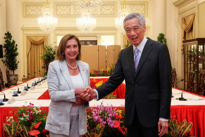    Nensi Pelosi Sinqapurdadır     
