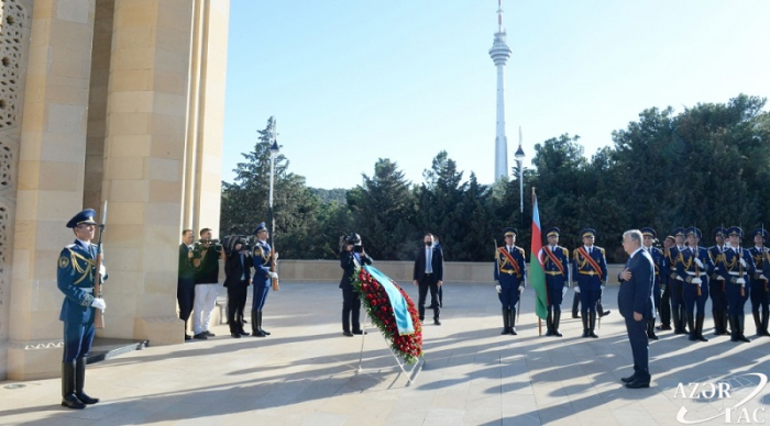 Kazakh President Tokayev pays respect to Azerbaijani martyrs