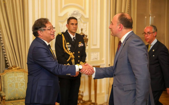  El embajador azerbaiyano discute relaciones bilaterales con el presidente colombiano 