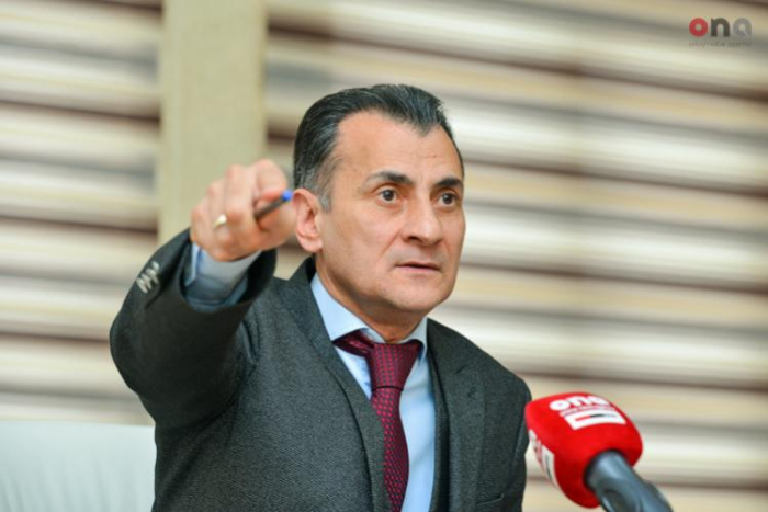       Mirşahin:    “Başınızın yerində olub-olmadığını yoxlayın!”  
   