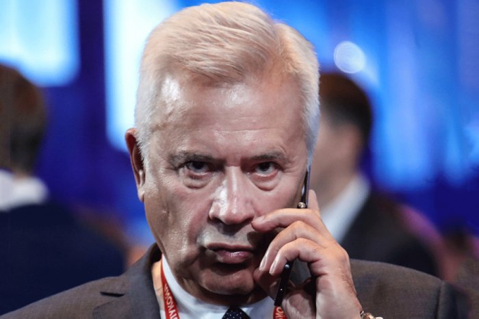 Vahid Ələkbərov 3,92 milyard dollar zərərə düşüb  
