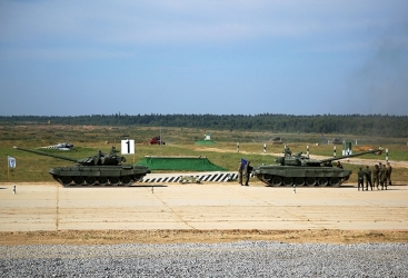 Equipos militares cumplen las normas en el concurso "Biatlón de tanques"