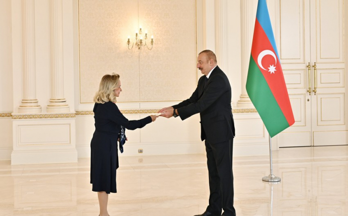  Presidente Ilham Aliyev recibe a la nueva embajadora de Panamá 