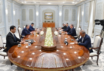   Ministro de Economía de Azerbaiyán se reúne con el presidente de Uzbekistán  