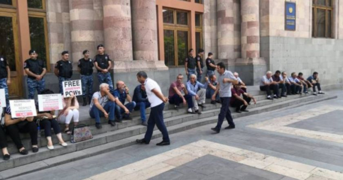İrəvanda əsgər valideynlərini qəbul edən yoxdu 